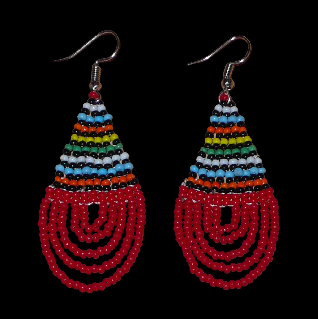 Boucles d'oreilles africaines rouges et multicolores en forme de gouttes. Elles mesurent 7 cm de long et 2,5 cm de large, et se portent sur des oreilles percées.