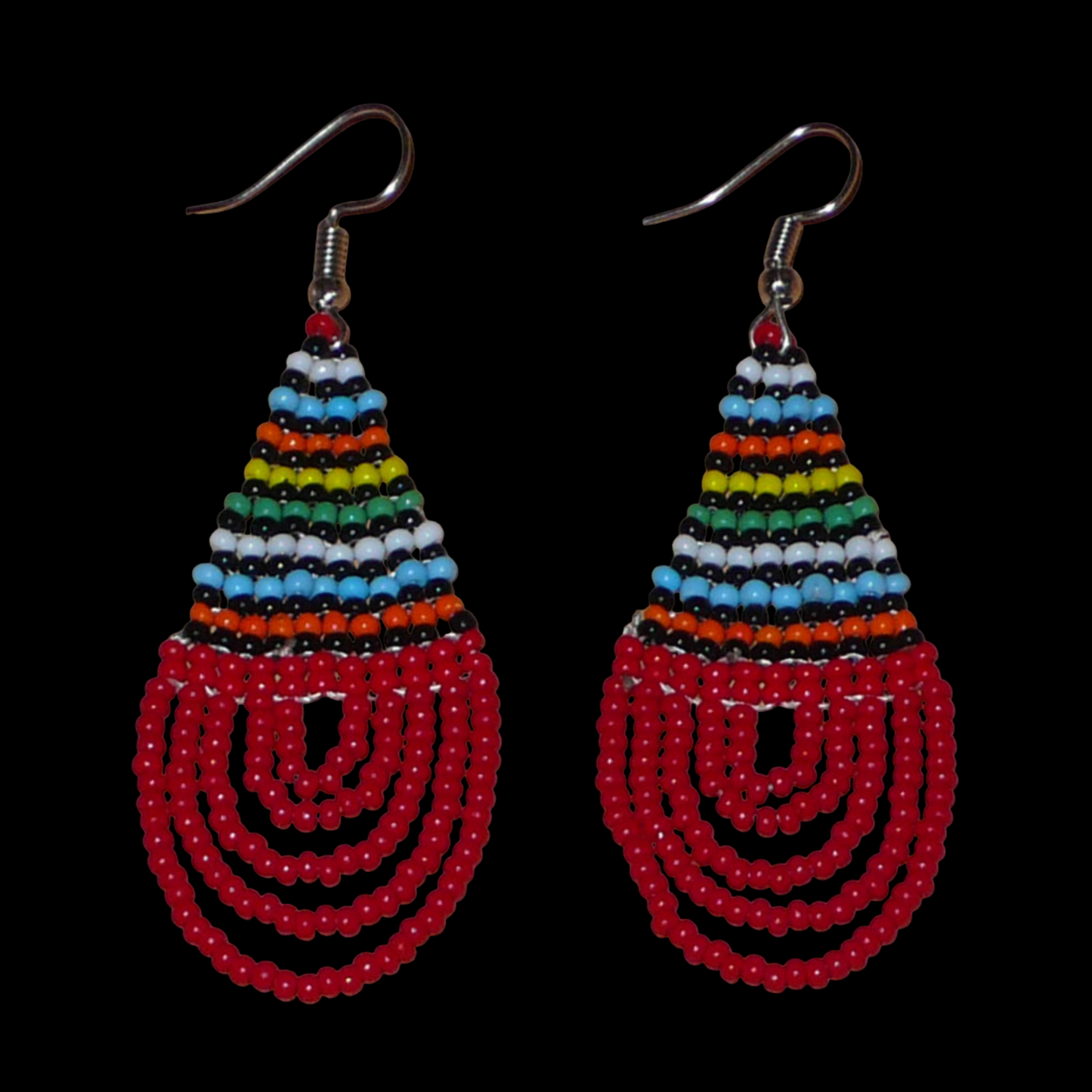 Boucles d'oreilles africaines rouges et multicolores en forme de gouttes. Elles mesurent 7 cm de long et 2,5 cm de large, et se portent sur des oreilles percées.