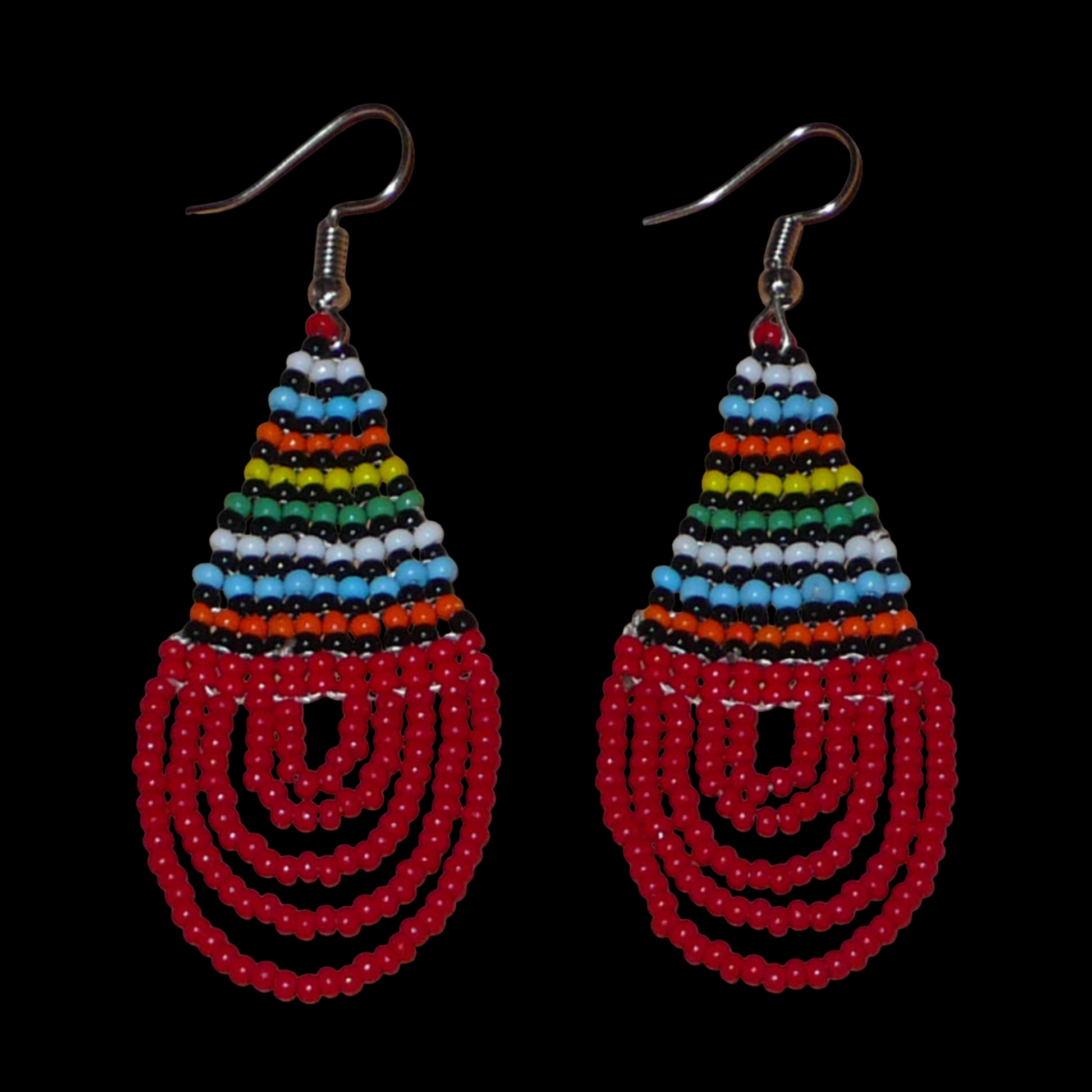 Boucles d'oreilles africaines rouges et multicolores en forme de gouttes. Elles mesurent 7 cm de long et 2,5 cm de large, et se portent sur des oreilles percées.