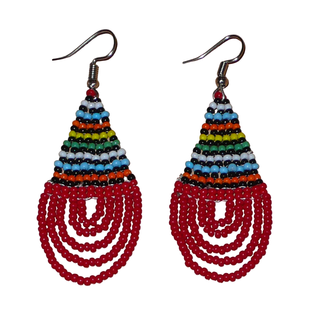 Boucles d'oreilles africaines rouges et multicolores en forme de gouttes. Elles mesurent 7 cm de long et 2,5 cm de large, et se portent sur des oreilles percées.