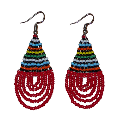 Boucles d'oreilles africaines rouges et multicolores en forme de gouttes. Elles mesurent 7 cm de long et 2,5 cm de large, et se portent sur des oreilles percées.
