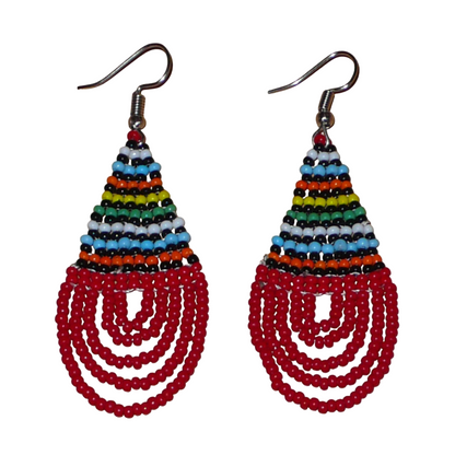 Boucles d'oreilles africaines rouges et multicolores en forme de gouttes. Elles mesurent 7 cm de long et 2,5 cm de large, et se portent sur des oreilles percées.