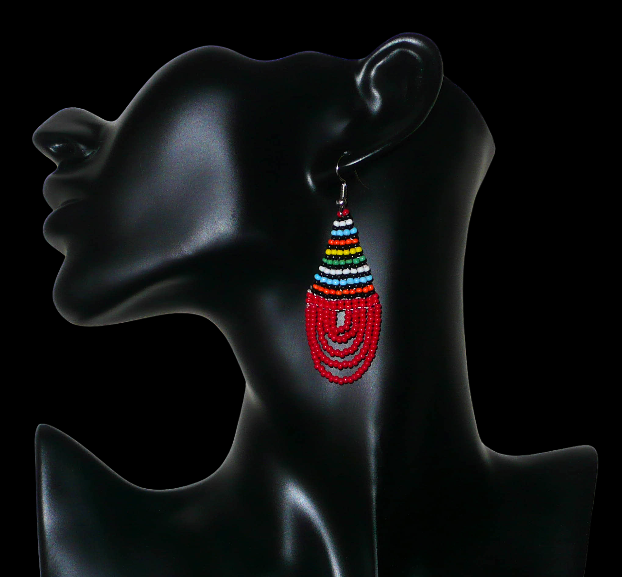 Boucles d'oreilles africaines rouges et multicolores en forme de gouttes. Elles mesurent 7 cm de long et 2,5 cm de large, et se portent sur des oreilles percées.