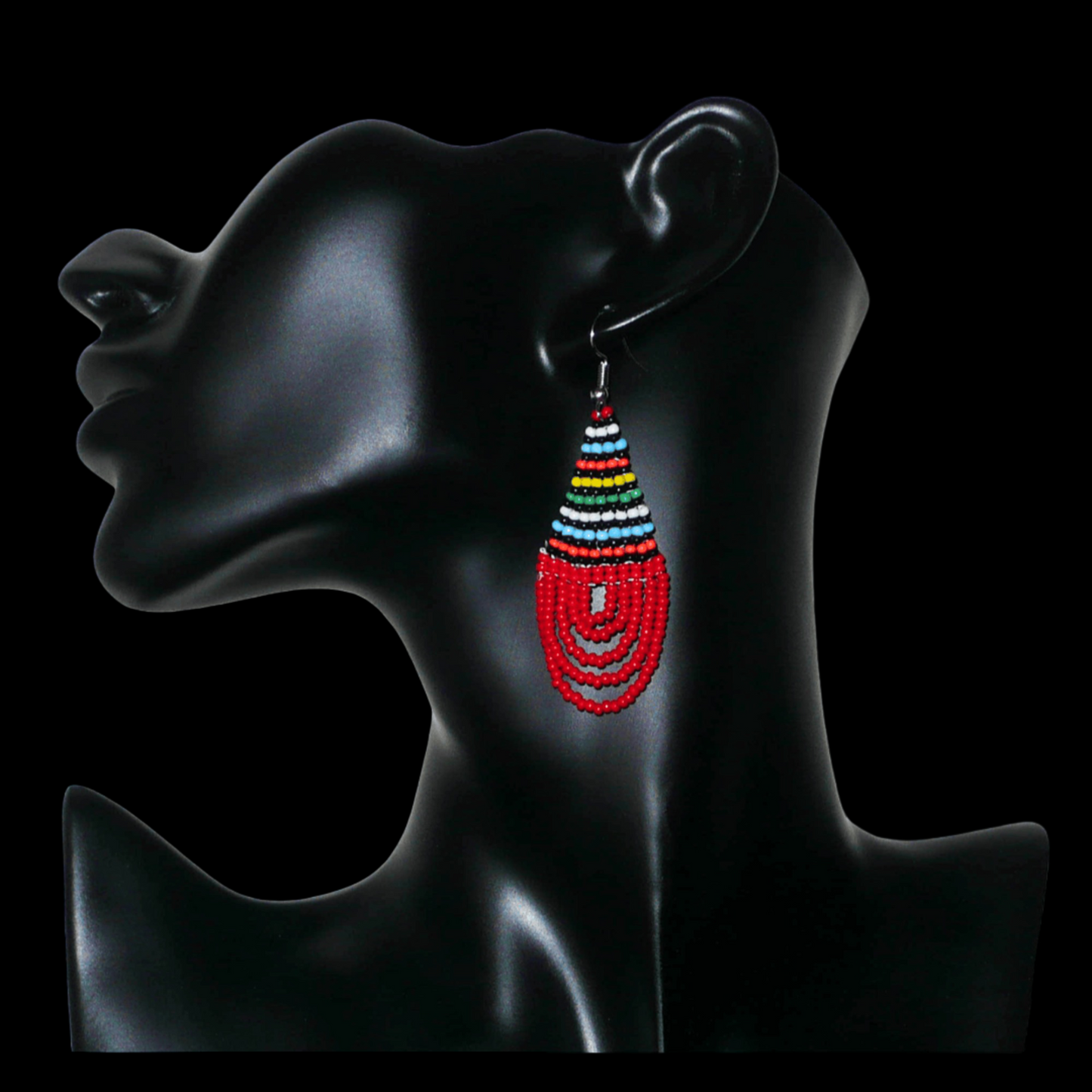Boucles d'oreilles africaines rouges et multicolores en forme de gouttes. Elles mesurent 7 cm de long et 2,5 cm de large, et se portent sur des oreilles percées.
