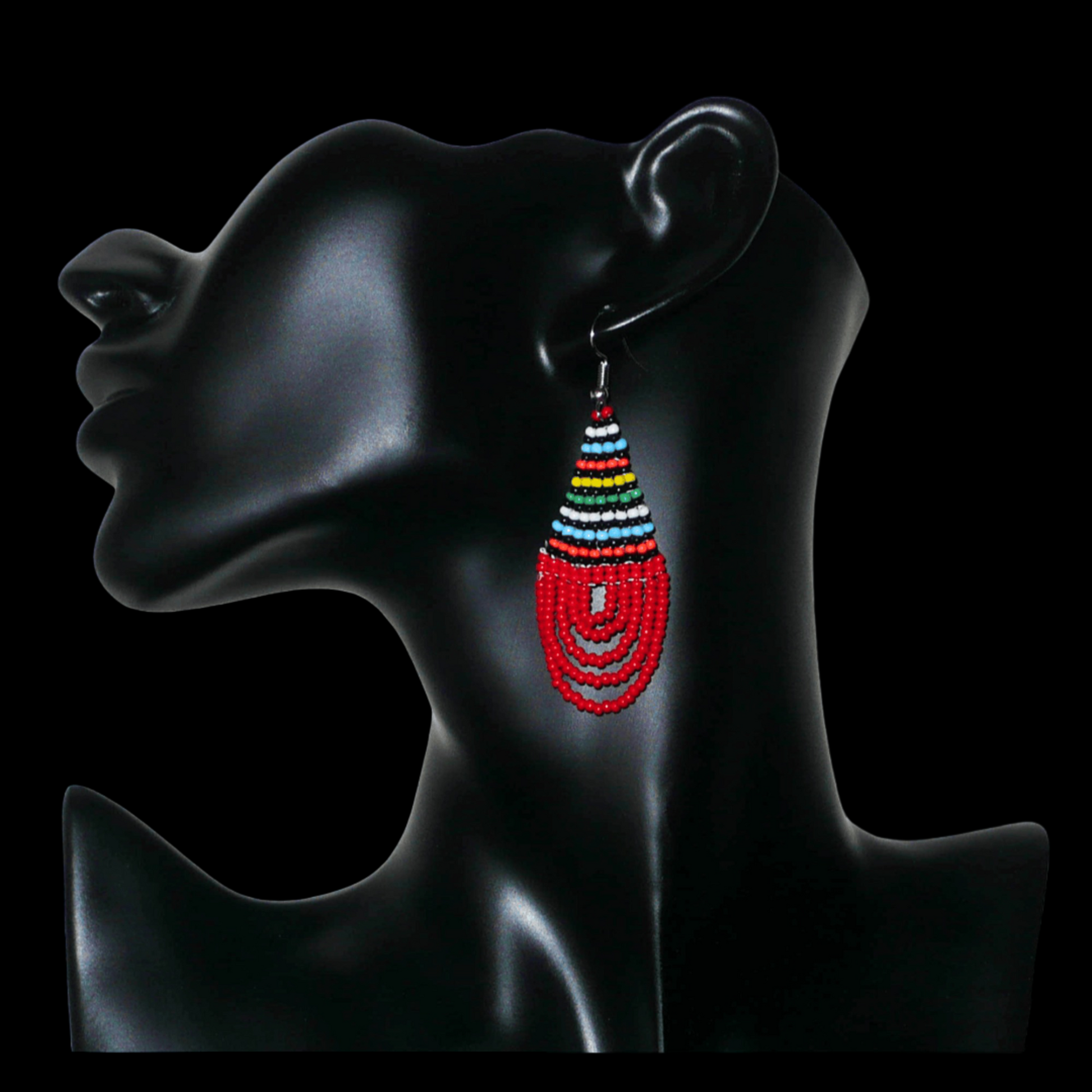 Boucles d'oreilles africaines rouges et multicolores en forme de gouttes. Elles mesurent 7 cm de long et 2,5 cm de large, et se portent sur des oreilles percées.