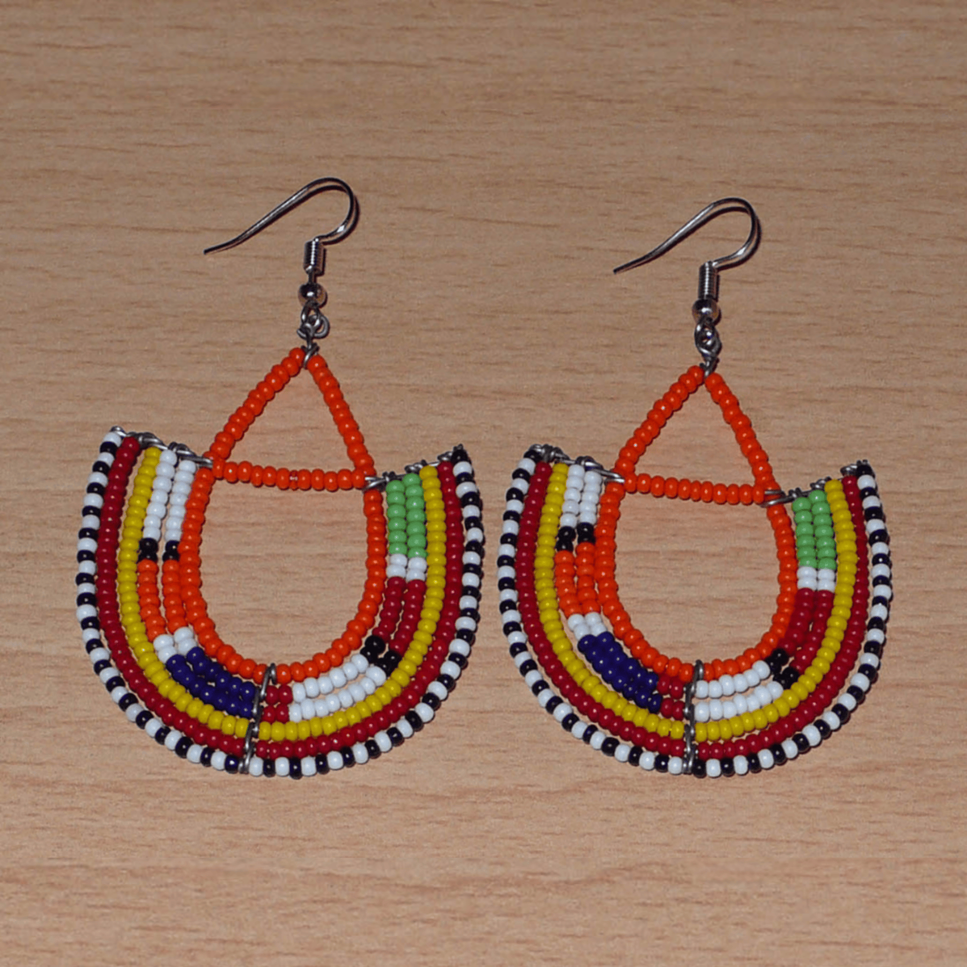 Boucles d'oreilles africaines Massai à motifs ethniques en forme d'ancres composées de perles orange et multicolores ; elles mesurent 7,5 cm de long et 4,5 cm de large.