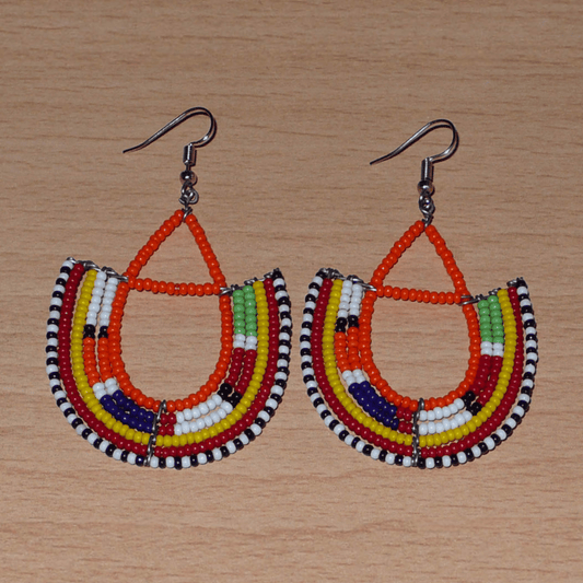 Boucles d'oreilles africaines Massai à motifs ethniques en forme d'ancres composées de perles orange et multicolores ; elles mesurent 7,5 cm de long et 4,5 cm de large.