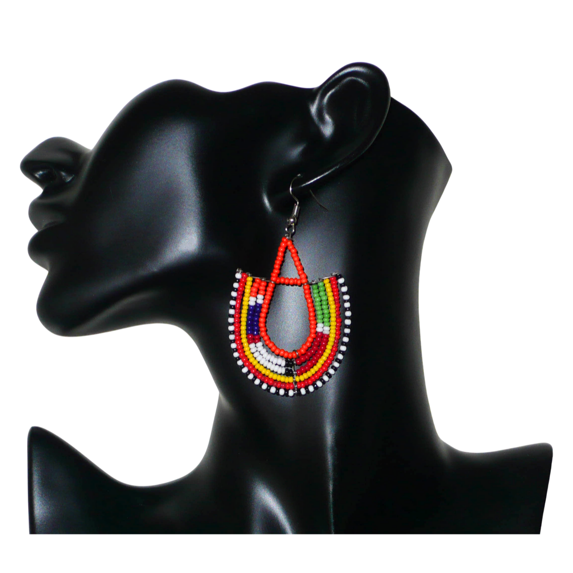 Boucles d'oreilles africaines traditionnelles aux couleurs et motifs ethniques Massai caractéristiques de l'artisanat kenyan. Elles se composent de perles de rocaille orange et multicolores fixées sur des structures en fils de fer en forme d'ancres. Ces boucles d'oreilles tribales mesurent 7.5 cm de long et 4.5 cm de large ; elles se portent avec des crochets en acier inoxydable sur des oreilles percées.