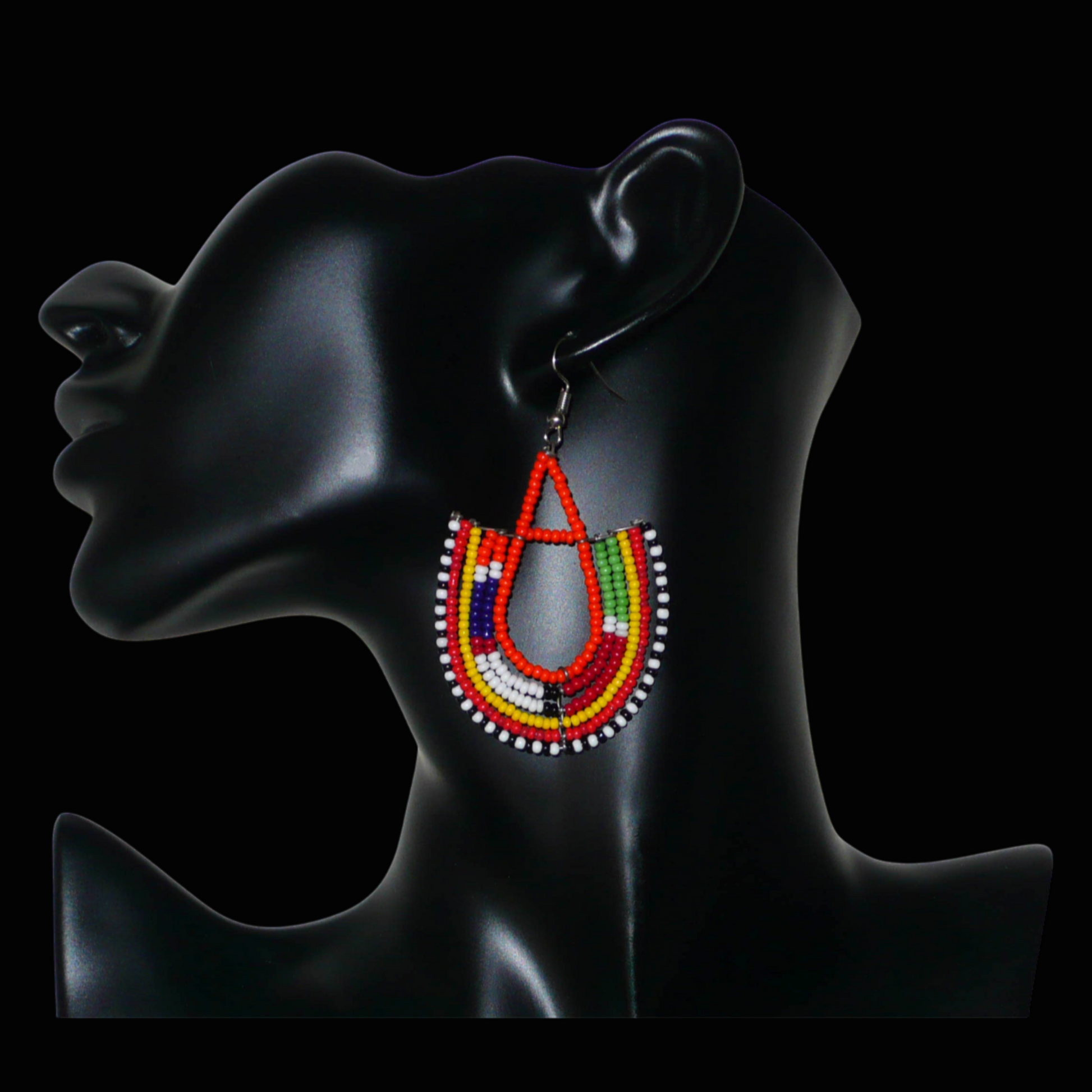 Boucles d'oreilles africaines traditionnelles aux couleurs et motifs ethniques Massai caractéristiques de l'artisanat kenyan. Elles se composent de perles de rocaille orange et multicolores fixées sur des structures en fils de fer en forme d'ancres. Ces boucles d'oreilles tribales mesurent 7.5 cm de long et 4.5 cm de large ; elles se portent avec des crochets en acier inoxydable sur des oreilles percées.