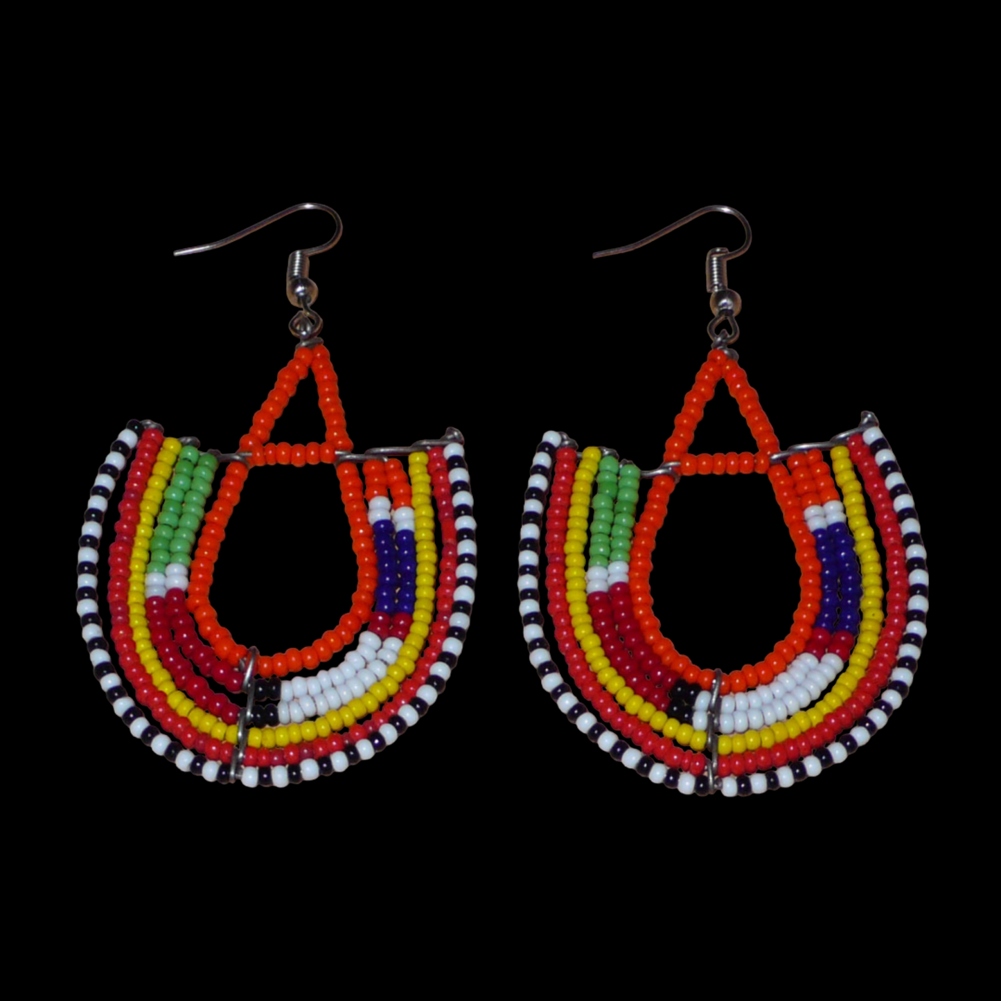 Boucles d'oreilles africaines traditionnelles aux couleurs et motifs ethniques Massai caractéristiques de l'artisanat kenyan. Elles se composent de perles de rocaille orange et multicolores fixées sur des structures en fils de fer en forme d'ancres. Ces boucles d'oreilles tribales mesurent 7.5 cm de long et 4.5 cm de large ; elles se portent avec des crochets en acier inoxydable sur des oreilles percées.