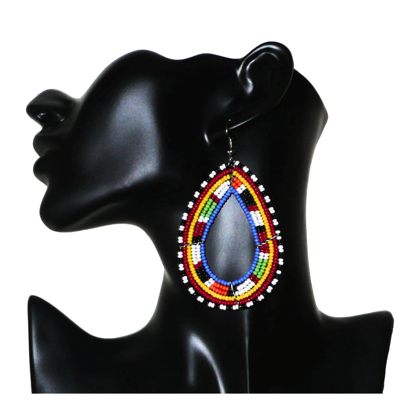 Longues boucles d'oreilles Massai traditionnelles composées de perles de rocaille bleues et multicolores montées en forme de gouttes. Elles mesurent 9 cm de long et 5 cm de large et se portent sur des oreilles percées.