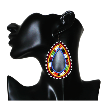 Longues boucles d'oreilles Massai traditionnelles composées de perles de rocaille bleues et multicolores montées en forme de gouttes. Elles mesurent 9 cm de long et 5 cm de large et se portent sur des oreilles percées.