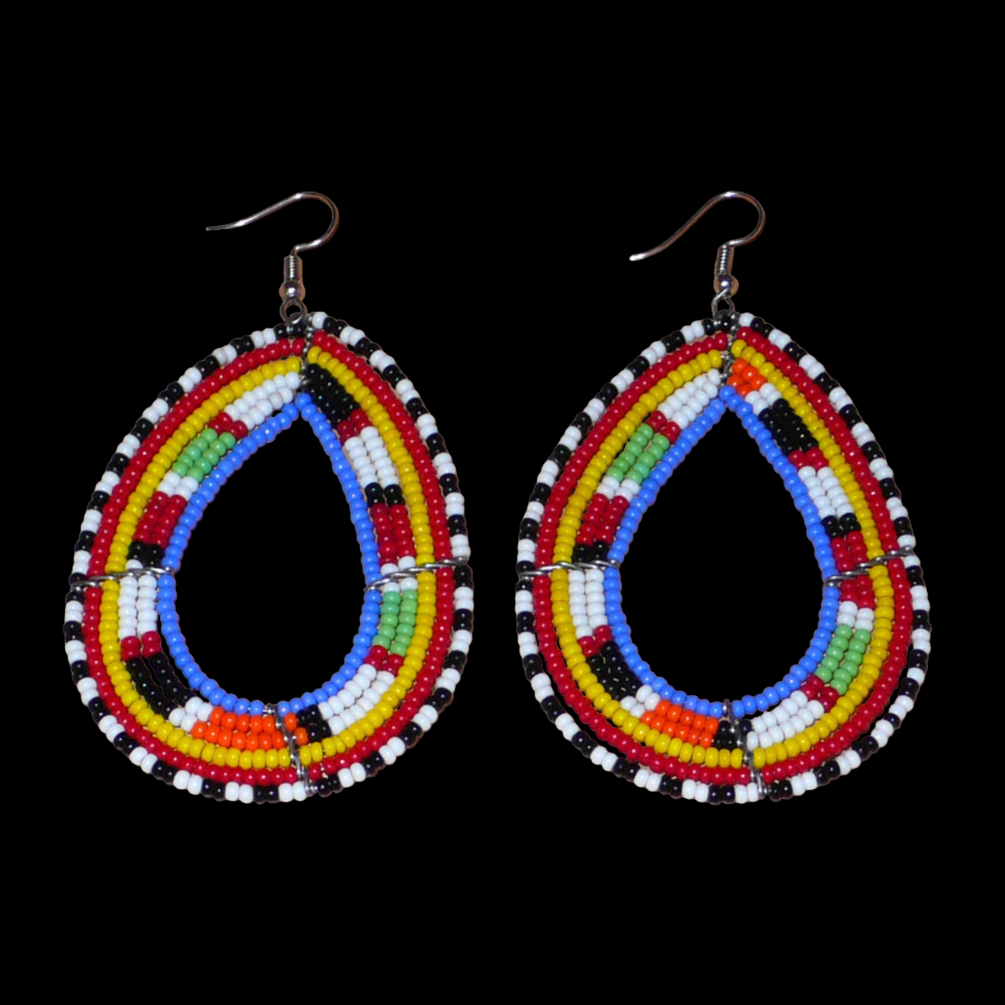 Longues boucles d'oreilles Massai traditionnelles composées de perles de rocaille bleues et multicolores montées en forme de gouttes. Elles mesurent 9 cm de long et 5 cm de large et se portent sur des oreilles percées.