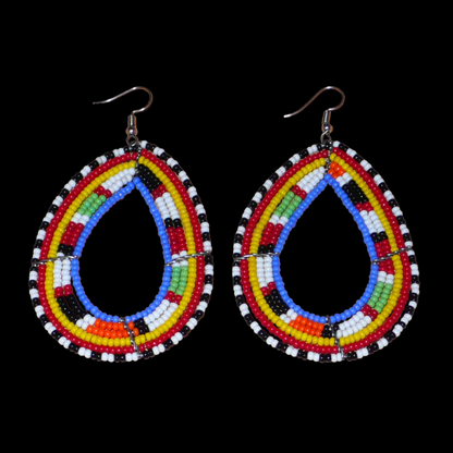 Longues boucles d'oreilles Massai traditionnelles composées de perles de rocaille bleues et multicolores montées en forme de gouttes. Elles mesurent 9 cm de long et 5 cm de large et se portent sur des oreilles percées.