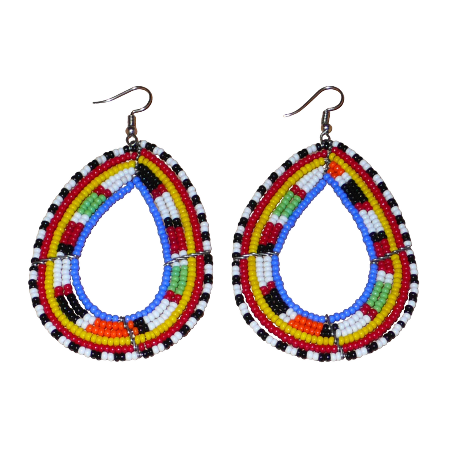 Longues boucles d'oreilles Massai traditionnelles composées de perles de rocaille bleues et multicolores montées en forme de gouttes. Elles mesurent 9 cm de long et 5 cm de large et se portent sur des oreilles percées.