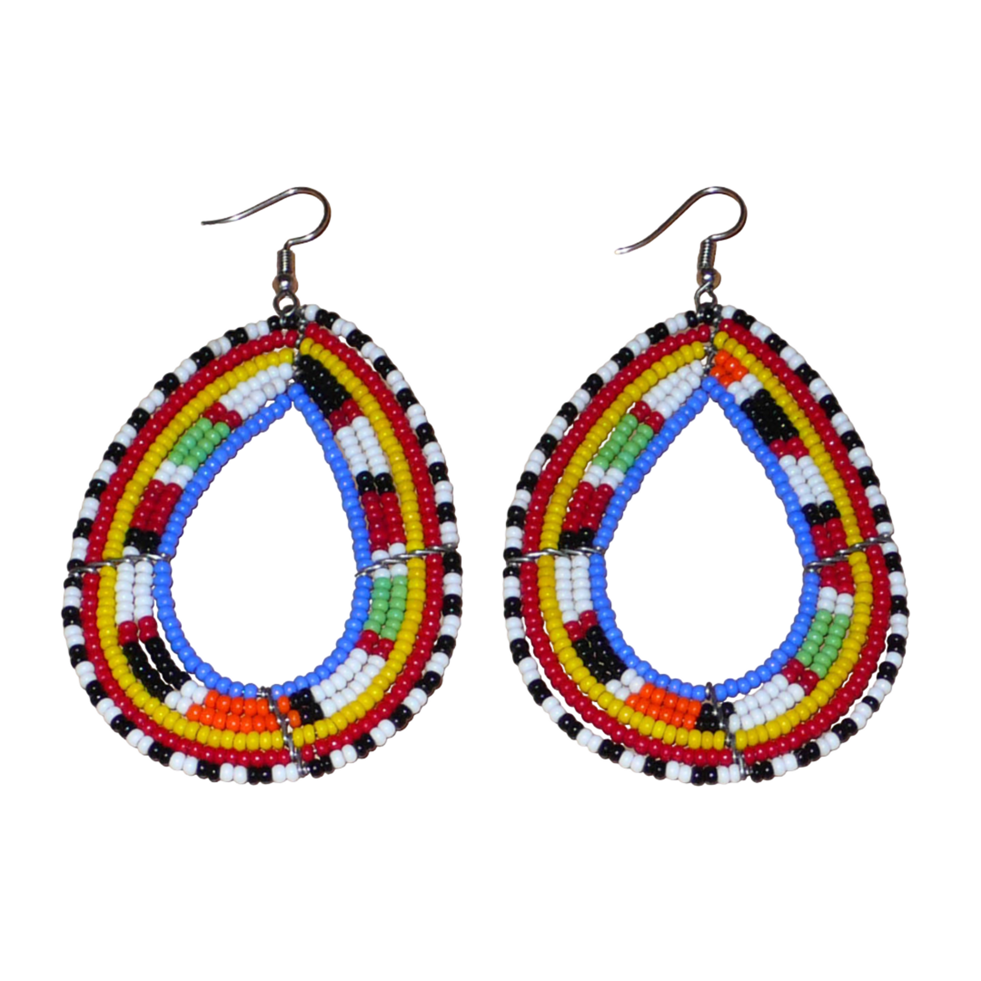 Longues boucles d'oreilles Massai traditionnelles composées de perles de rocaille bleues et multicolores montées en forme de gouttes. Elles mesurent 9 cm de long et 5 cm de large et se portent sur des oreilles percées.