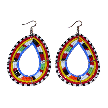 Longues boucles d'oreilles Massai traditionnelles composées de perles de rocaille bleues et multicolores montées en forme de gouttes. Elles mesurent 9 cm de long et 5 cm de large et se portent sur des oreilles percées.
