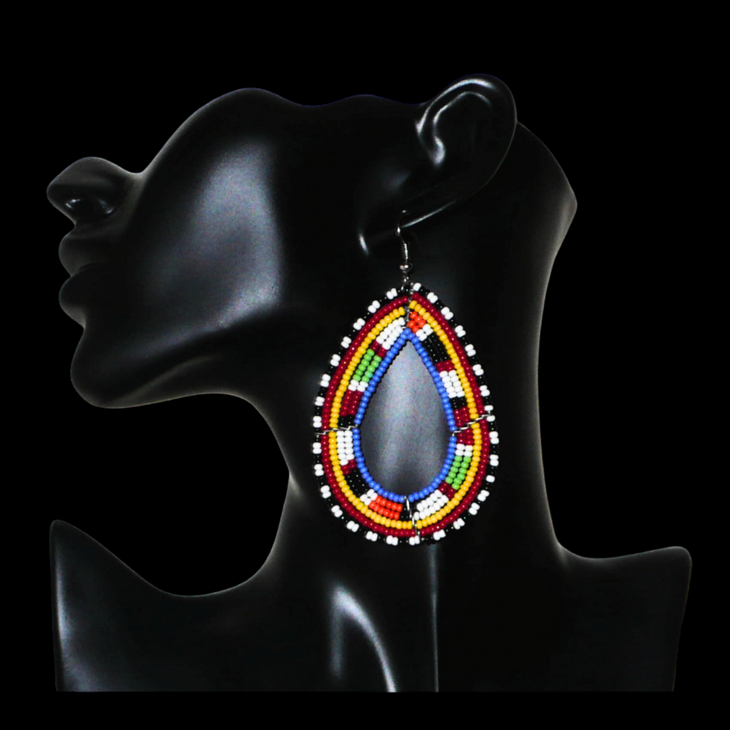 Longues boucles d'oreilles Massai traditionnelles composées de perles de rocaille bleues et multicolores montées en forme de gouttes. Elles mesurent 9 cm de long et 5 cm de large et se portent sur des oreilles percées.