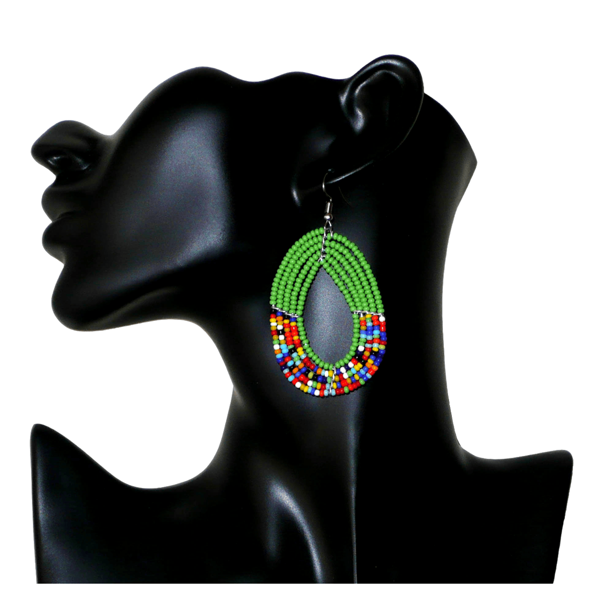 Boucles d'oreilles ethniques multi-rangs vertes et multicolores en forme de gouttes. Elles mesurent 7 cm de long et 4 cm de large et se portent avec des crochets sur des oreilles percées.