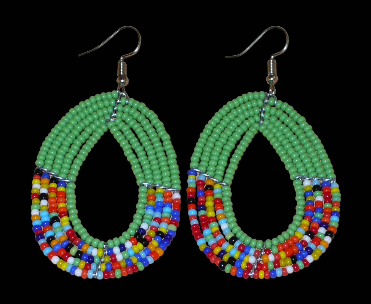 Boucles d'oreilles kenyanes multi-rangs vertes et multicolores en forme de gouttes. Elles mesurent 7 cm de long et 4 cm de large et se portent avec des crochets sur des oreilles percées.