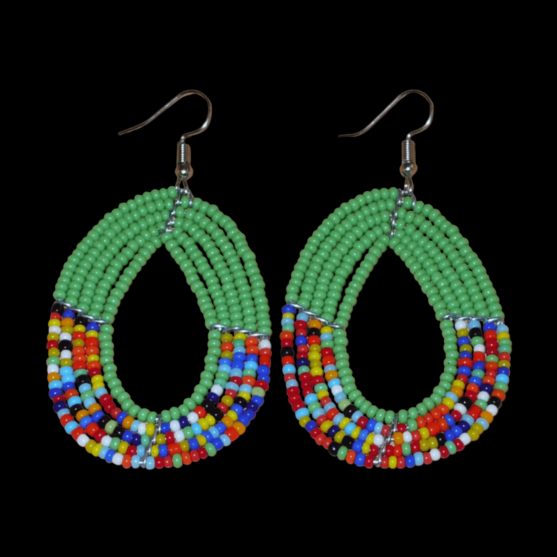 Boucles d'oreilles kenyanes multi-rangs vertes et multicolores en forme de gouttes. Elles mesurent 7 cm de long et 4 cm de large et se portent avec des crochets sur des oreilles percées.