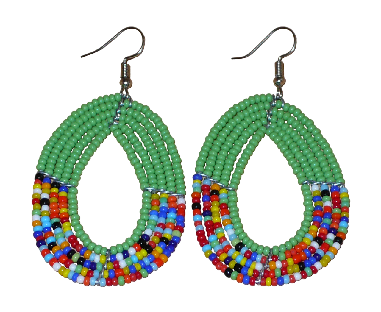 Boucles d'oreilles kenyanes multi-rangs vertes et multicolores en forme de gouttes. Elles mesurent 7 cm de long et 4 cm de large et se portent avec des crochets sur des oreilles percées.