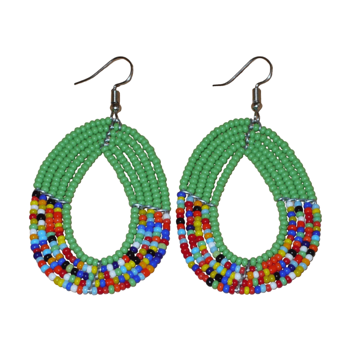 Boucles d'oreilles kenyanes multi-rangs vertes et multicolores en forme de gouttes. Elles mesurent 7 cm de long et 4 cm de large et se portent avec des crochets sur des oreilles percées.