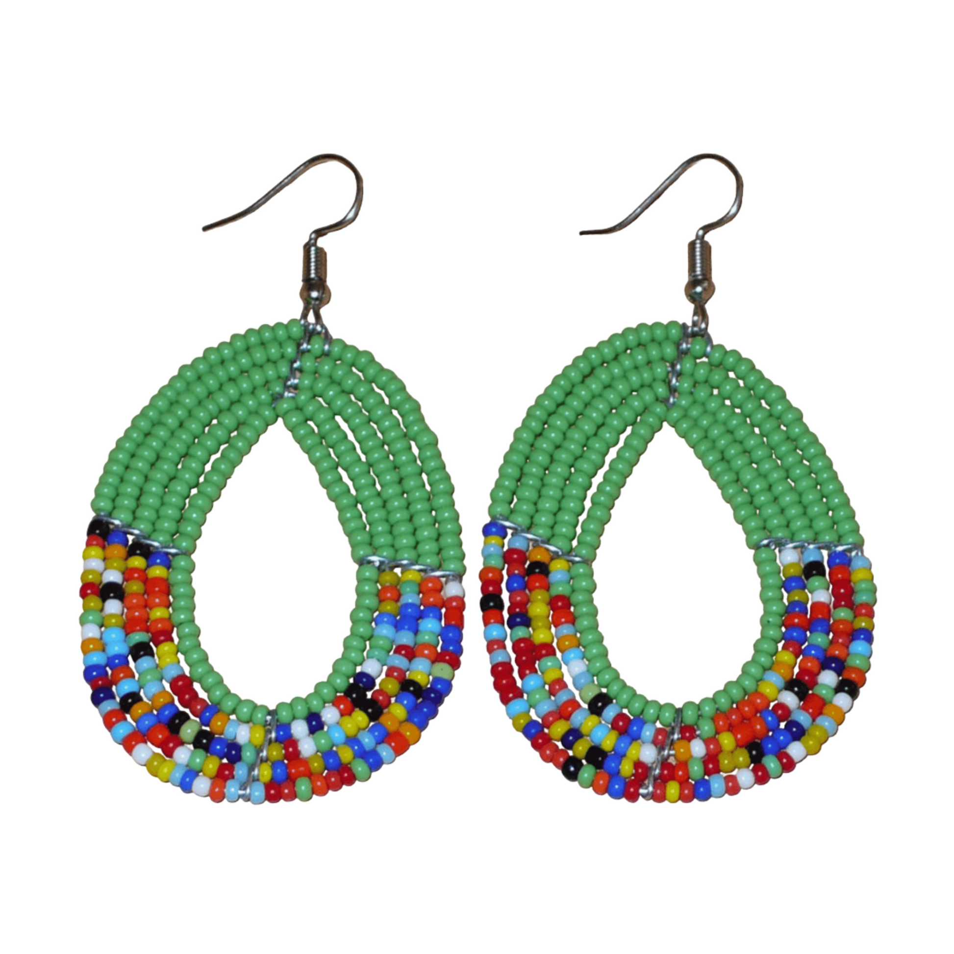 Boucles d'oreilles kenyanes multi-rangs vertes et multicolores en forme de gouttes. Elles mesurent 7 cm de long et 4 cm de large et se portent avec des crochets sur des oreilles percées.