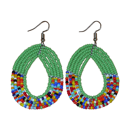 Boucles d'oreilles kenyanes multi-rangs vertes et multicolores en forme de gouttes. Elles mesurent 7 cm de long et 4 cm de large et se portent avec des crochets sur des oreilles percées.