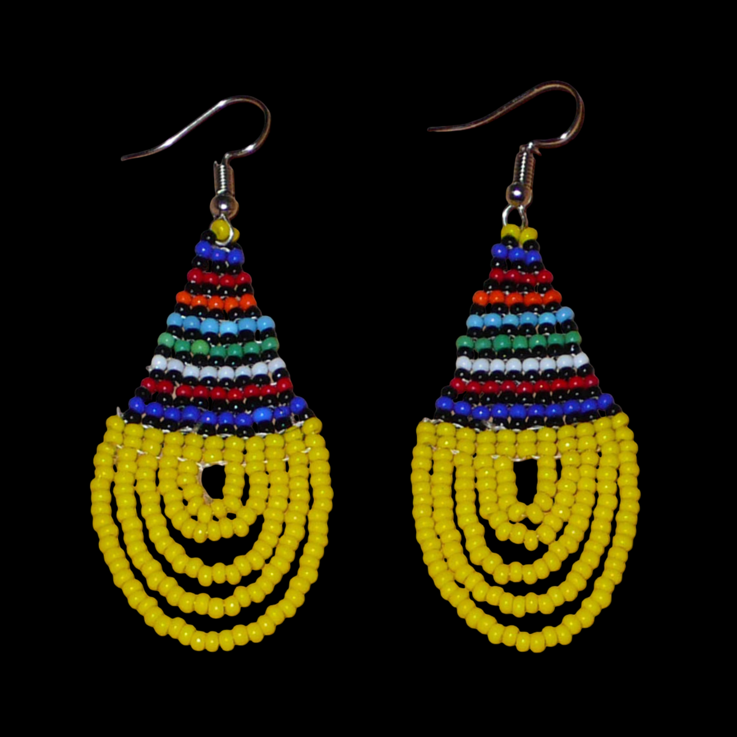 Boucles d'oreilles ethniques jaunes et multicolores composées d'un tissage en forme de gouttes de perles de rocaille. De taille moyenne et légère à porter, elles mesurent 7 cm de long et 2,5 cm de large et se portent avec des crochets en acier inoxydable sur des oreilles percées.