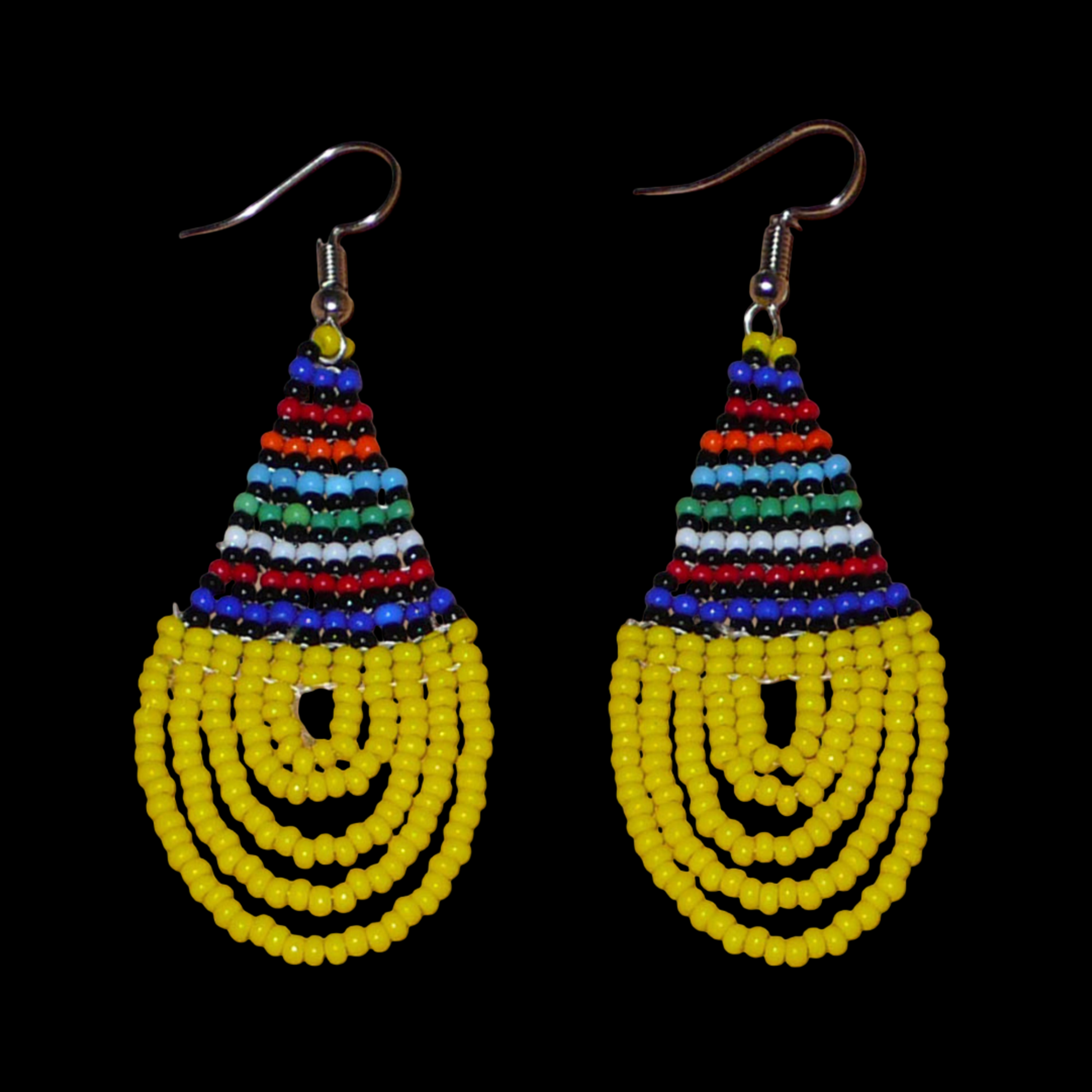 Boucles d'oreilles ethniques jaunes et multicolores composées d'un tissage en forme de gouttes de perles de rocaille. De taille moyenne et légère à porter, elles mesurent 7 cm de long et 2,5 cm de large et se portent avec des crochets en acier inoxydable sur des oreilles percées.