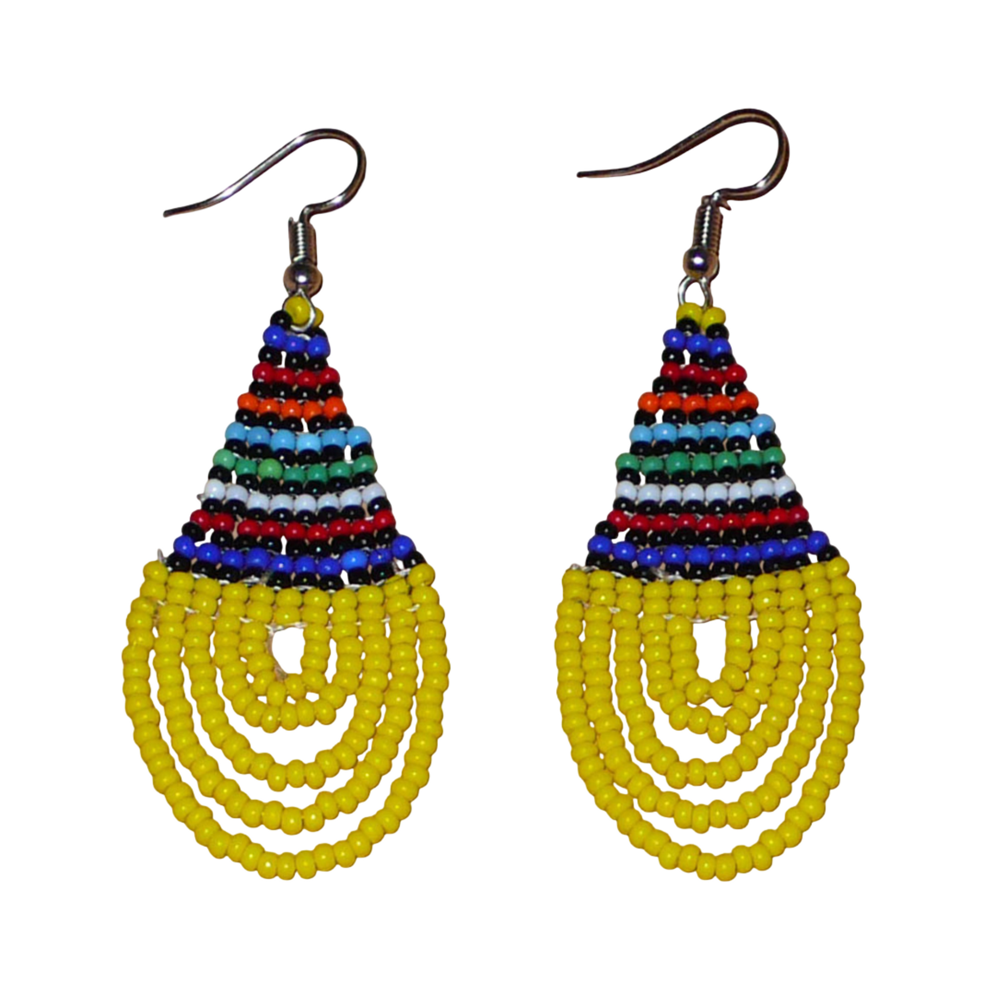 Boucles d'oreilles ethniques jaunes et multicolores composées d'un tissage en forme de gouttes de perles de rocaille. De taille moyenne et légère à porter, elles mesurent 7 cm de long et 2,5 cm de large et se portent avec des crochets en acier inoxydable sur des oreilles percées.