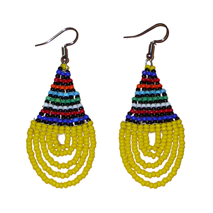 Boucles d'oreilles ethniques jaunes et multicolores composées d'un tissage en forme de gouttes de perles de rocaille. De taille moyenne et légère à porter, elles mesurent 7 cm de long et 2,5 cm de large et se portent avec des crochets en acier inoxydable sur des oreilles percées.