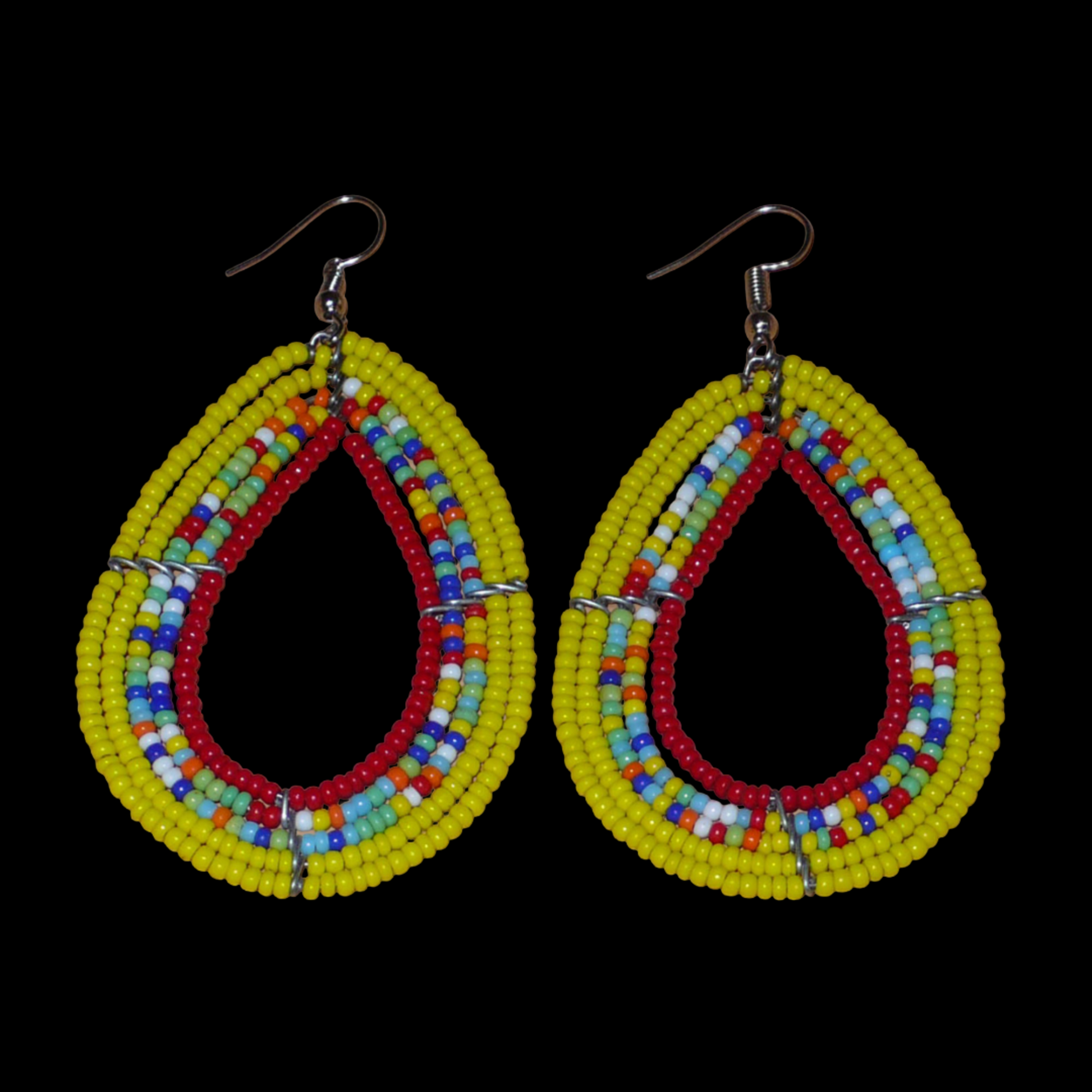 Boucles d'oreilles aux couleurs exotiques en forme de gouttes composées de perles de rocaille jaunes, rouges et multicolores. Elles mesurent 7,5 cm de long et 4 cm de large et se portent avec des crochets sur des oreilles percées.