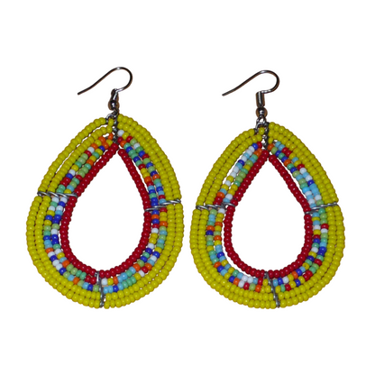 Boucles d'oreilles aux couleurs exotiques en forme de gouttes composées de perles de rocaille jaunes, rouges et multicolores. Elles mesurent 7,5 cm de long et 4 cm de large et se portent avec des crochets sur des oreilles percées.
