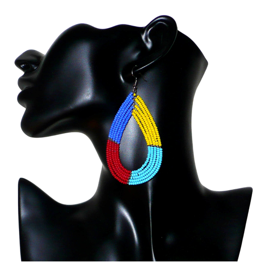 Longues boucles d'oreilles exotiques à quatre couleurs fabriquées au Kenya avec des perles de rocaille bleues, rouges, jaunes et turquoises. Elles mesurent 9 cm de long et 4.5 cm de large, et se portent sur des oreilles percées.