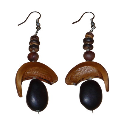 Boucles d'oreilles afro-caribéennes aux accents tropicaux composées de perles et de graines exotiques. Elles mesurent 8.5 cm de long et 3.5 cm de large, et se portent sur des oreilles percées.