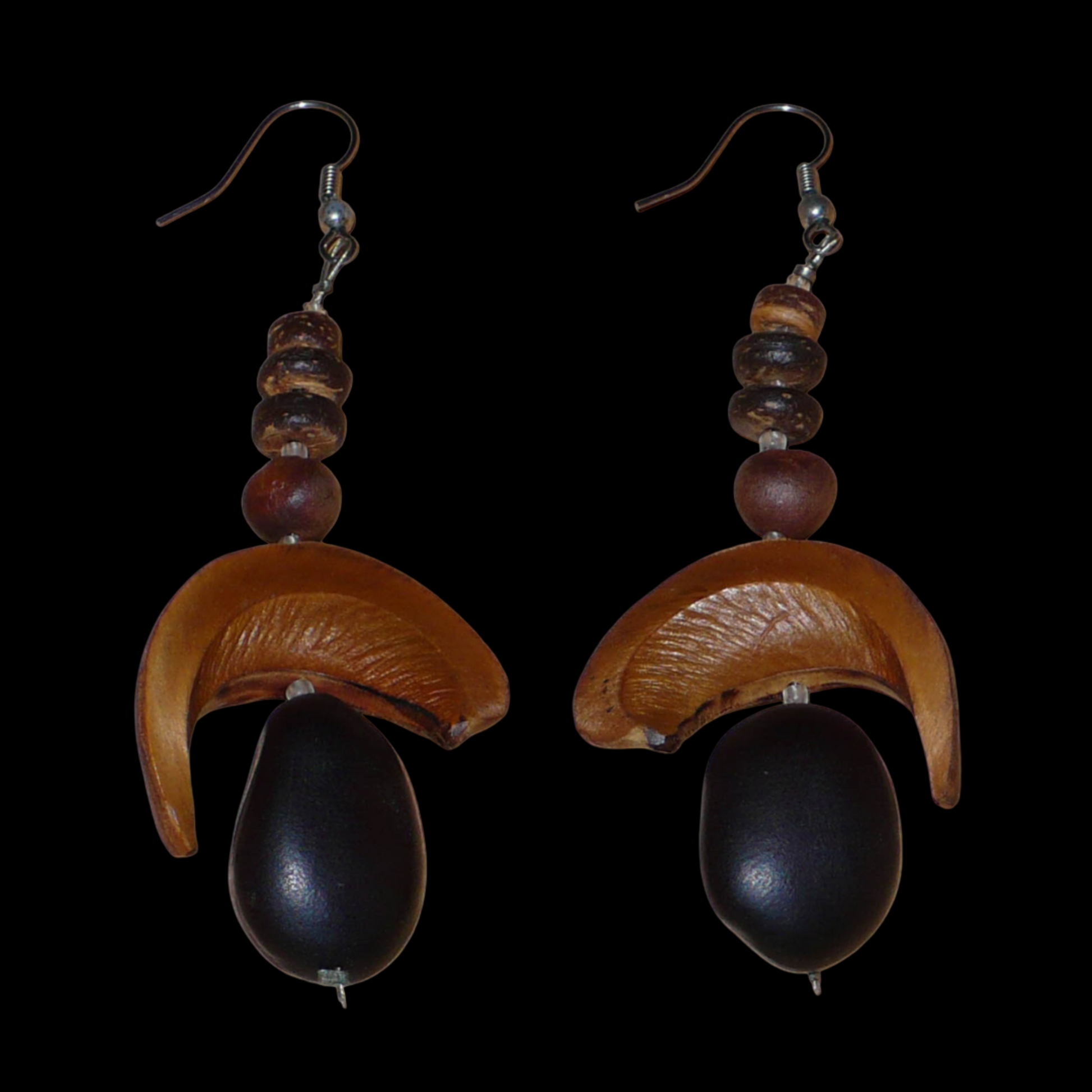 Boucles d'oreilles afro-caribéennes aux accents tropicaux composées de perles et de graines exotiques. Elles mesurent 8.5 cm de long et 3.5 cm de large, et se portent sur des oreilles percées.