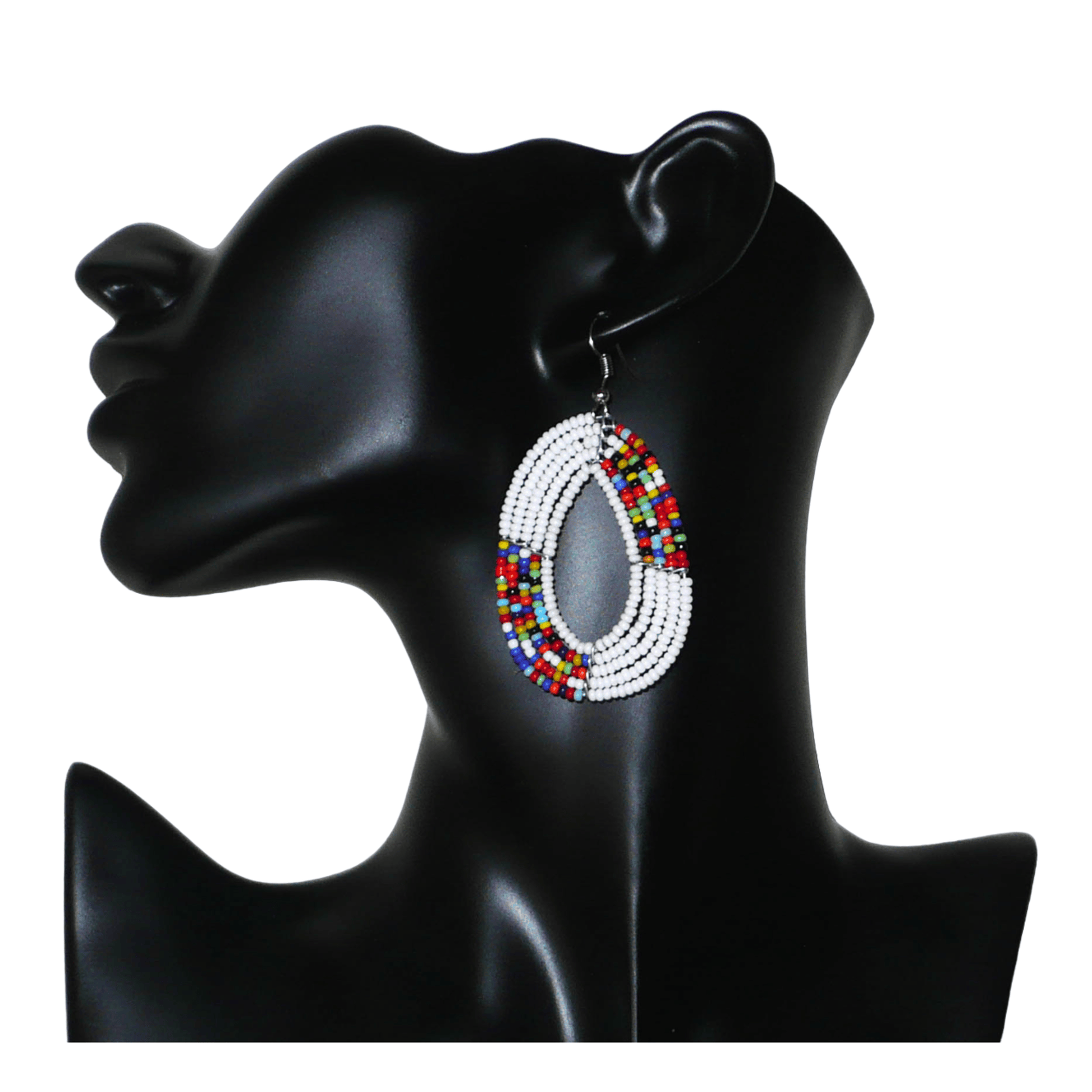 Boucles d'oreilles exotiques multi-rangs en forme de gouttes composées de perles de rocaille blanches et multicolores. De taille moyenne, elles mesurent 7 cm de long et 4 cm de large, et se portent sur des oreilles percées.