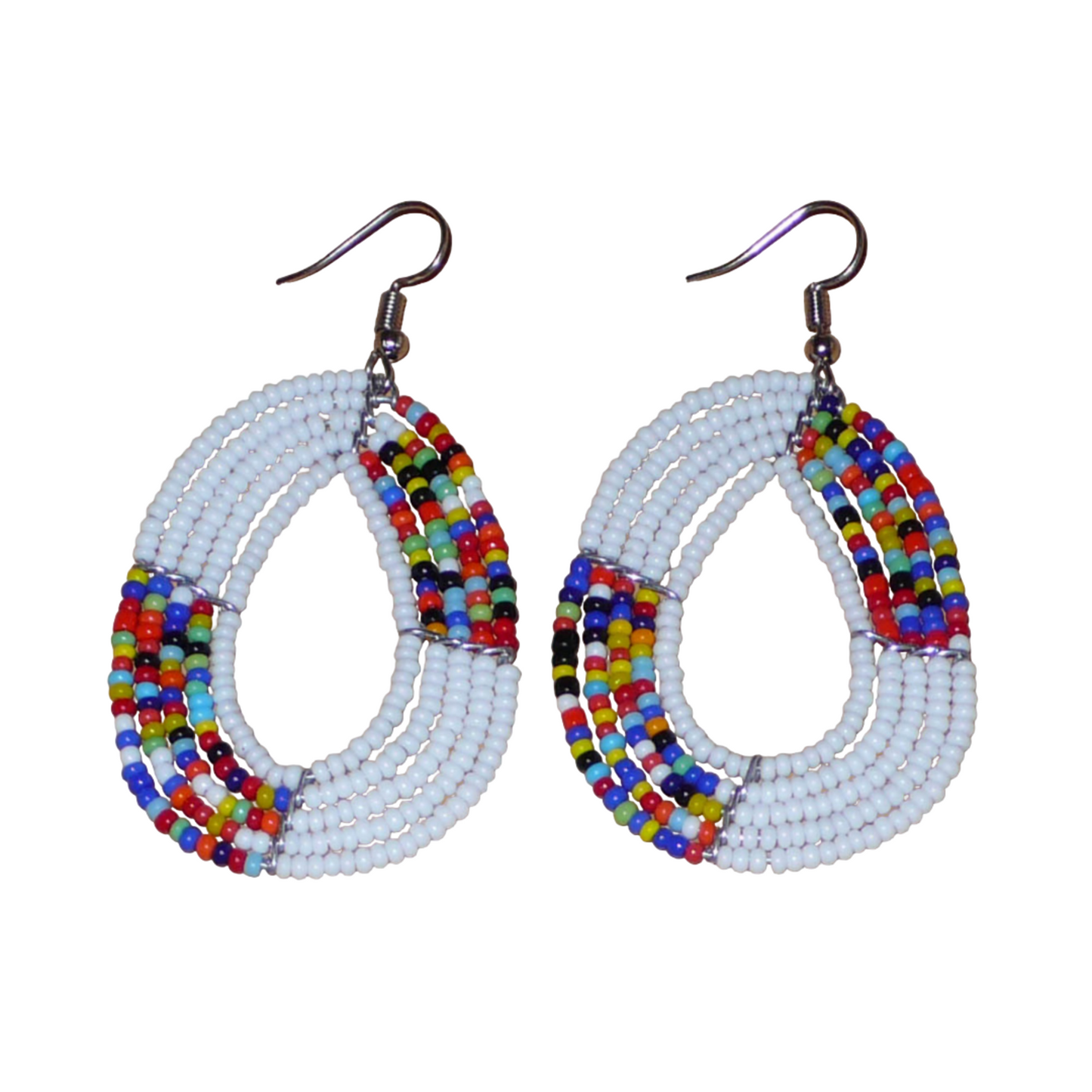 Boucles d'oreilles exotiques multi-rangs en forme de gouttes composées de perles de rocaille blanches et multicolores. De taille moyenne, elles mesurent 7 cm de long et 4 cm de large, et se portent sur des oreilles percées.