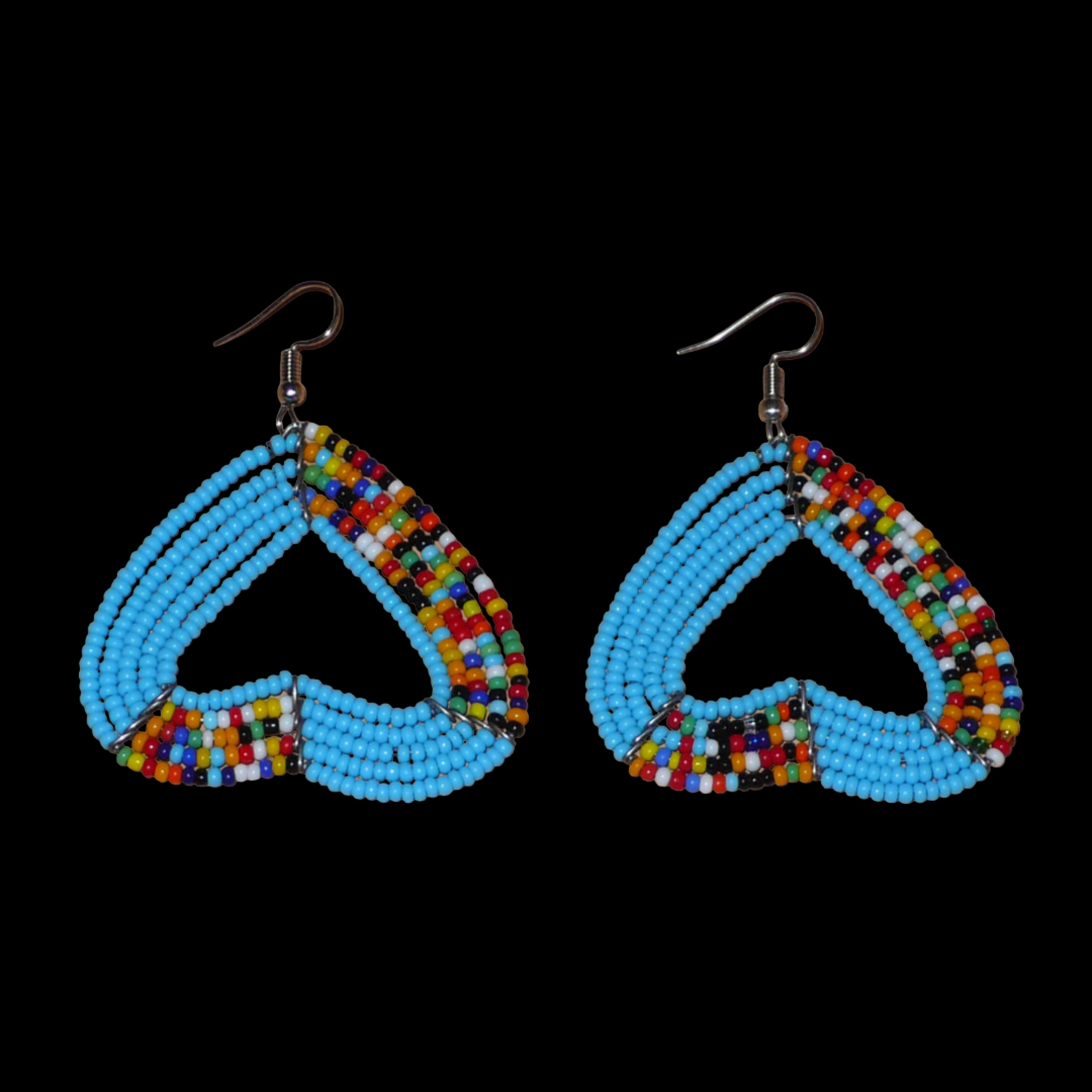 Boucles d'oreilles bleu ciel et multicolores en forme de cœurs inversés composées de perles de rocaille. Ces boucles d'oreilles aux accents exotiques mesurent 6,5 cm de long et 5 cm de large ; elles se portent avec des crochets sur des oreilles percées.