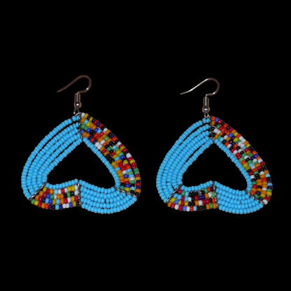 Boucles d'oreilles bleu ciel et multicolores en forme de cœurs inversés composées de perles de rocaille. Ces boucles d'oreilles aux accents exotiques mesurent 6,5 cm de long et 5 cm de large ; elles se portent avec des crochets sur des oreilles percées.