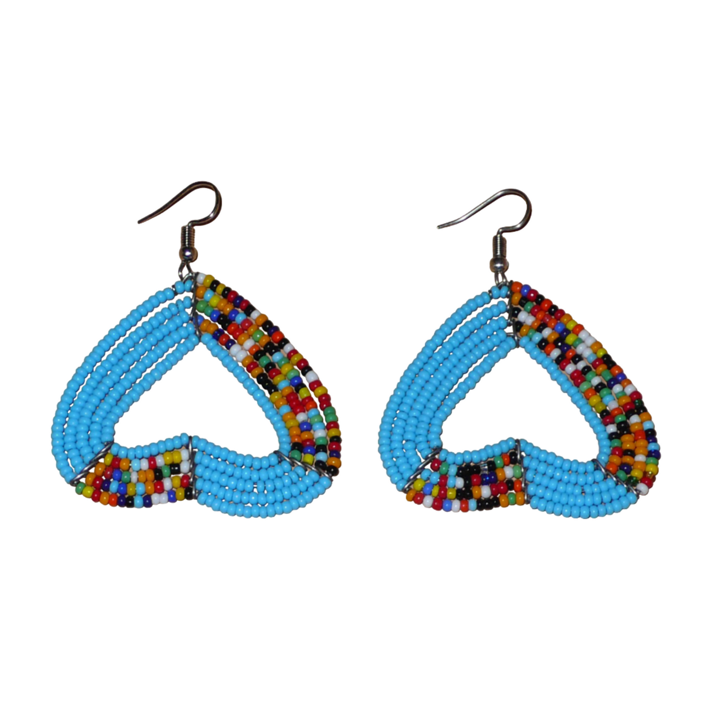Boucles d'oreilles bleu ciel et multicolores en forme de cœurs inversés composées de perles de rocaille. Ces boucles d'oreilles aux accents exotiques mesurent 6,5 cm de long et 5 cm de large ; elles se portent avec des crochets sur des oreilles percées.