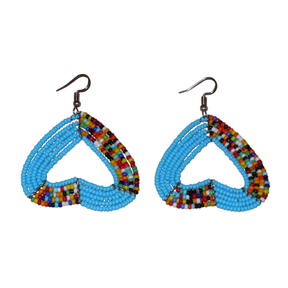 Boucles d'oreilles bleu ciel et multicolores en forme de cœurs inversés composées de perles de rocaille. Ces boucles d'oreilles aux accents exotiques mesurent 6,5 cm de long et 5 cm de large ; elles se portent avec des crochets sur des oreilles percées.