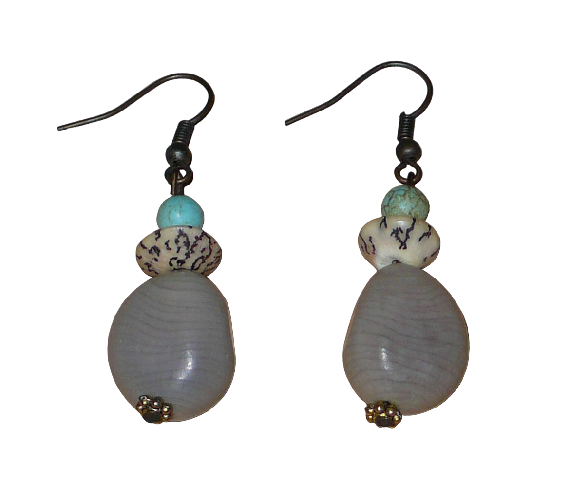 Boucles d'oreilles exotiques composées de perles et de graines de caniques grises. De taille moyenne, elles mesurent 5 cm de long et 1,5 cm de large, et se portent sur des oreilles percées.