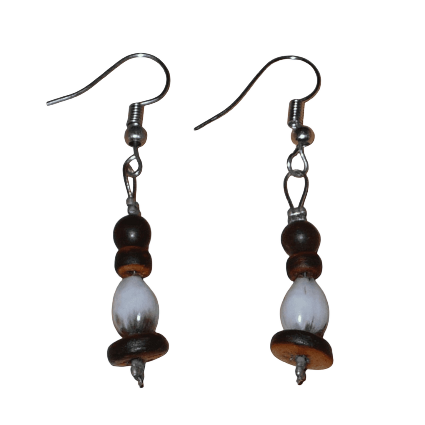 Petites boucles d'oreilles exotiques faites de graines tropicales (larmes de Job et graines de toloman) et de perles en noix de coco. Ces boucles d'oreilles mesurent 5 cm de long et 0,8 cm de large ; elles se portent avec des crochets en acier inoxydable sur des oreilles percées.