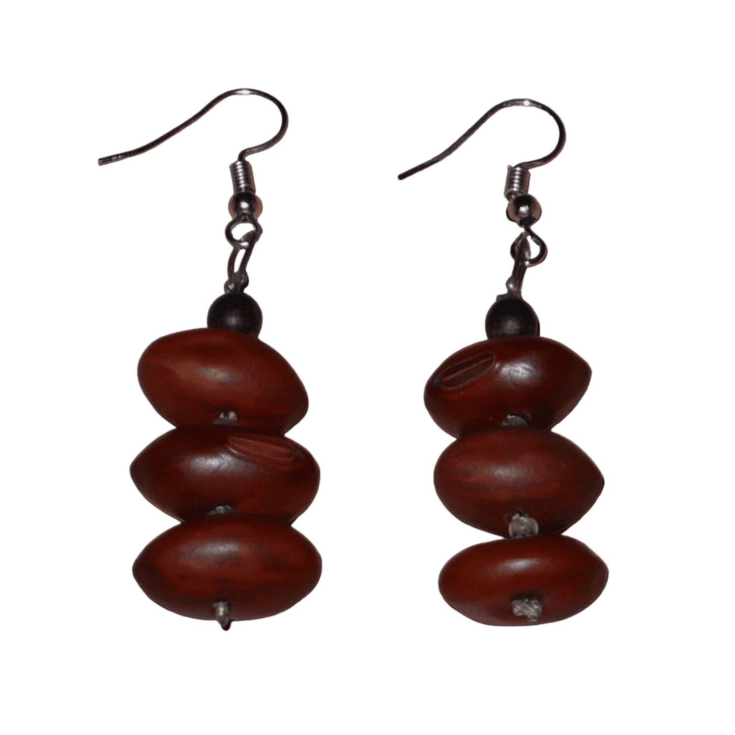 Boucles d'oreilles afro-caribéennes composées de graines organiques issues de la forêt tropicale et de perles de rocailles translucides. De taille moyenne, elles mesurent 6 cm de long et 2 cm de large, et se portent avec des crochets en acier inoxydable sur des oreilles percées.