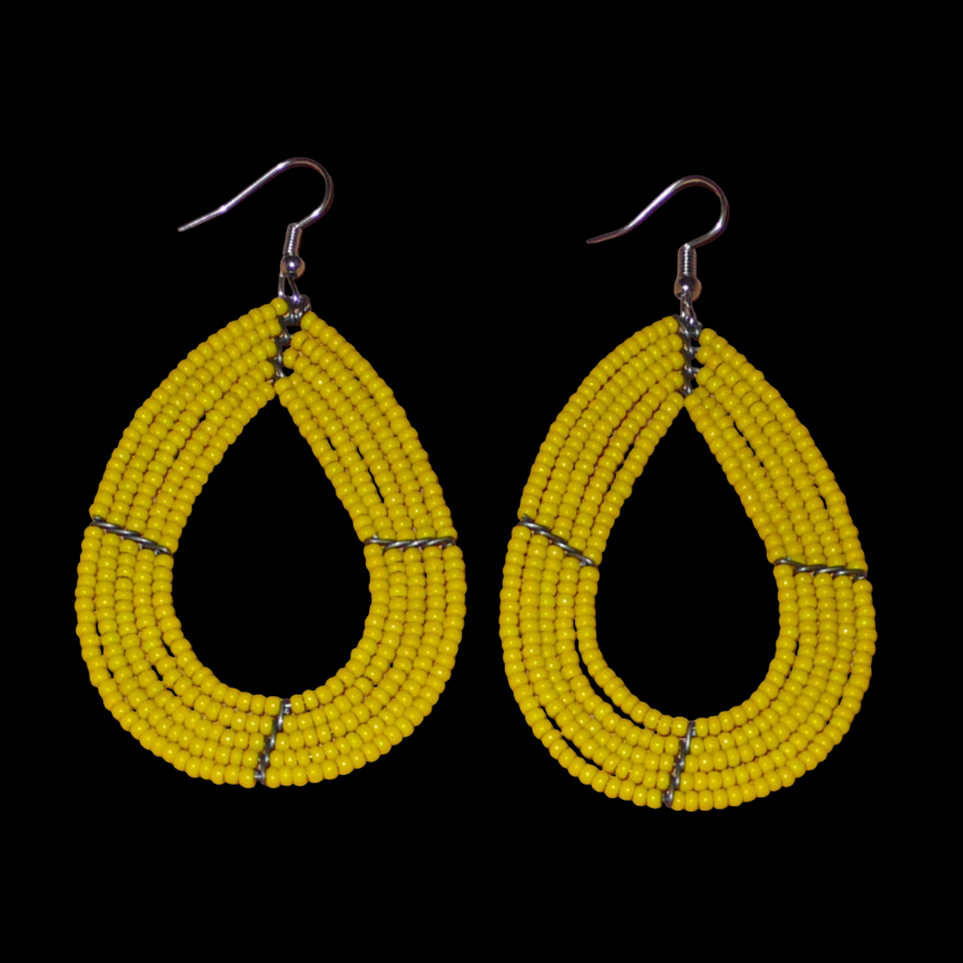 Boucles d'oreilles multi-rangs jaunes faites de perles de rocailles enfilées sur cinq rangées de fils de fer montés en forme de gouttes. Elles mesurent 8 cm de long et 4,5 cm de large et se portent avec des crochets sur des oreilles percées.
