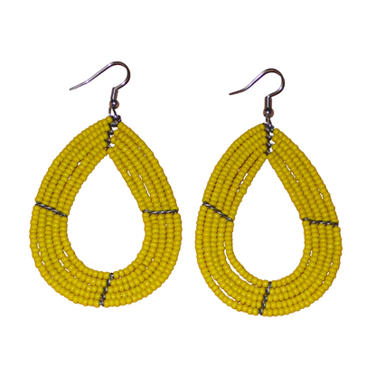 Boucles d'oreilles multi-rangs jaunes faites de perles de rocailles enfilées sur cinq rangées de fils de fer montés en forme de gouttes. Elles mesurent 8 cm de long et 4,5 cm de large et se portent avec des crochets sur des oreilles percées.
