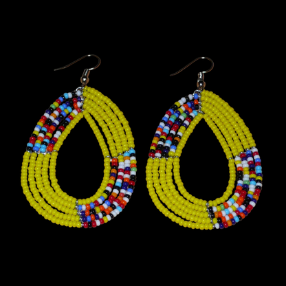 Boucles d'oreilles multi-rangs jaunes et multicolores composées de perles de rocaille montées en forme de gouttes. Elles mesurent 7 cm de long et 4 cm de large et se portent avec des crochets en acier inoxydable sur des oreilles percées.